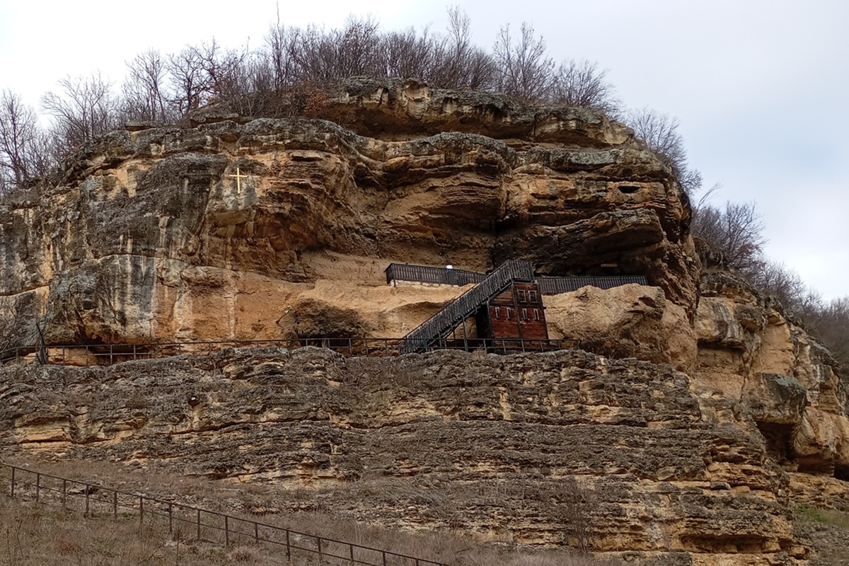 Крепчански скален манастир